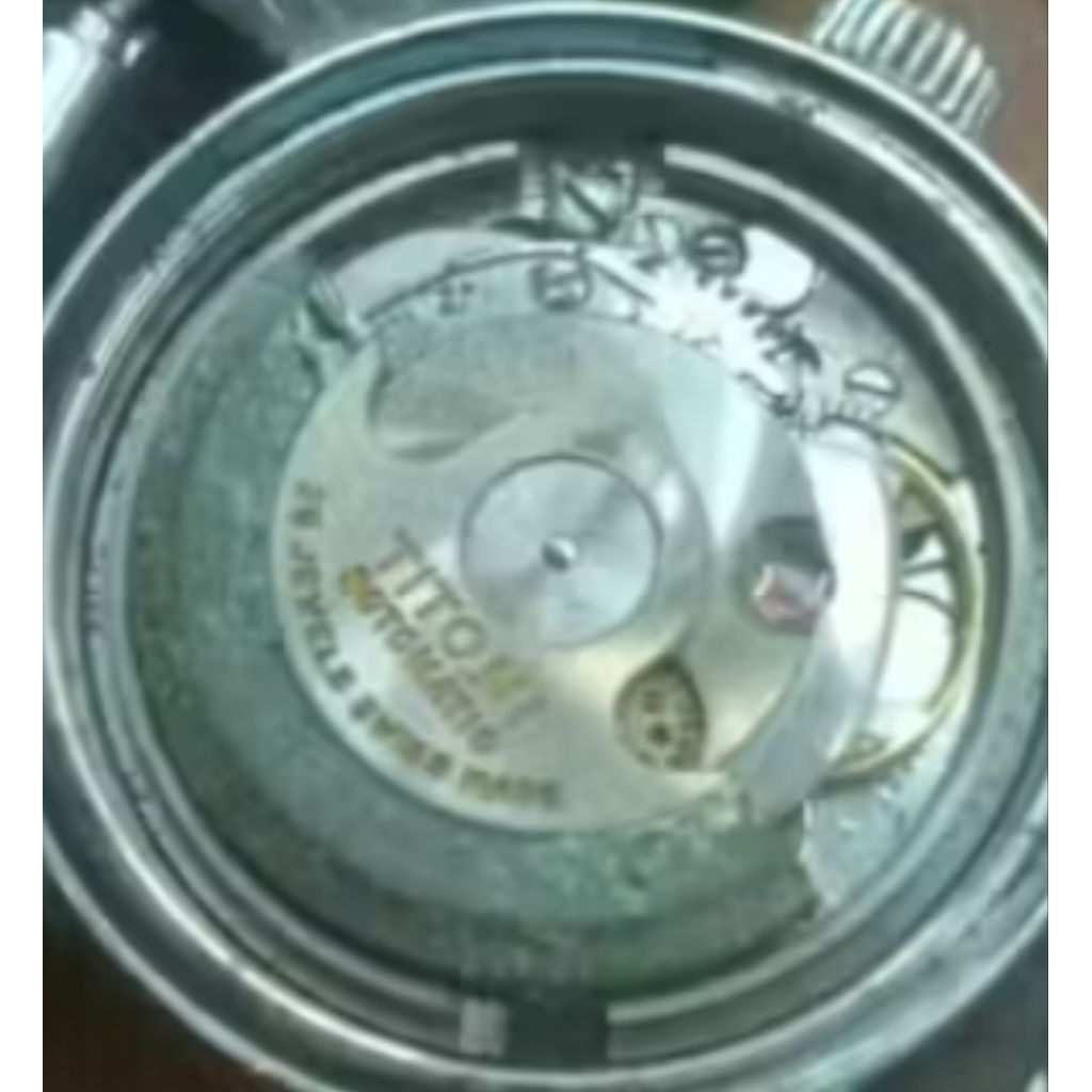 Jam tangan Titoni air master automatic dan putar original dan cukup mulus hidup normal dan akurat la