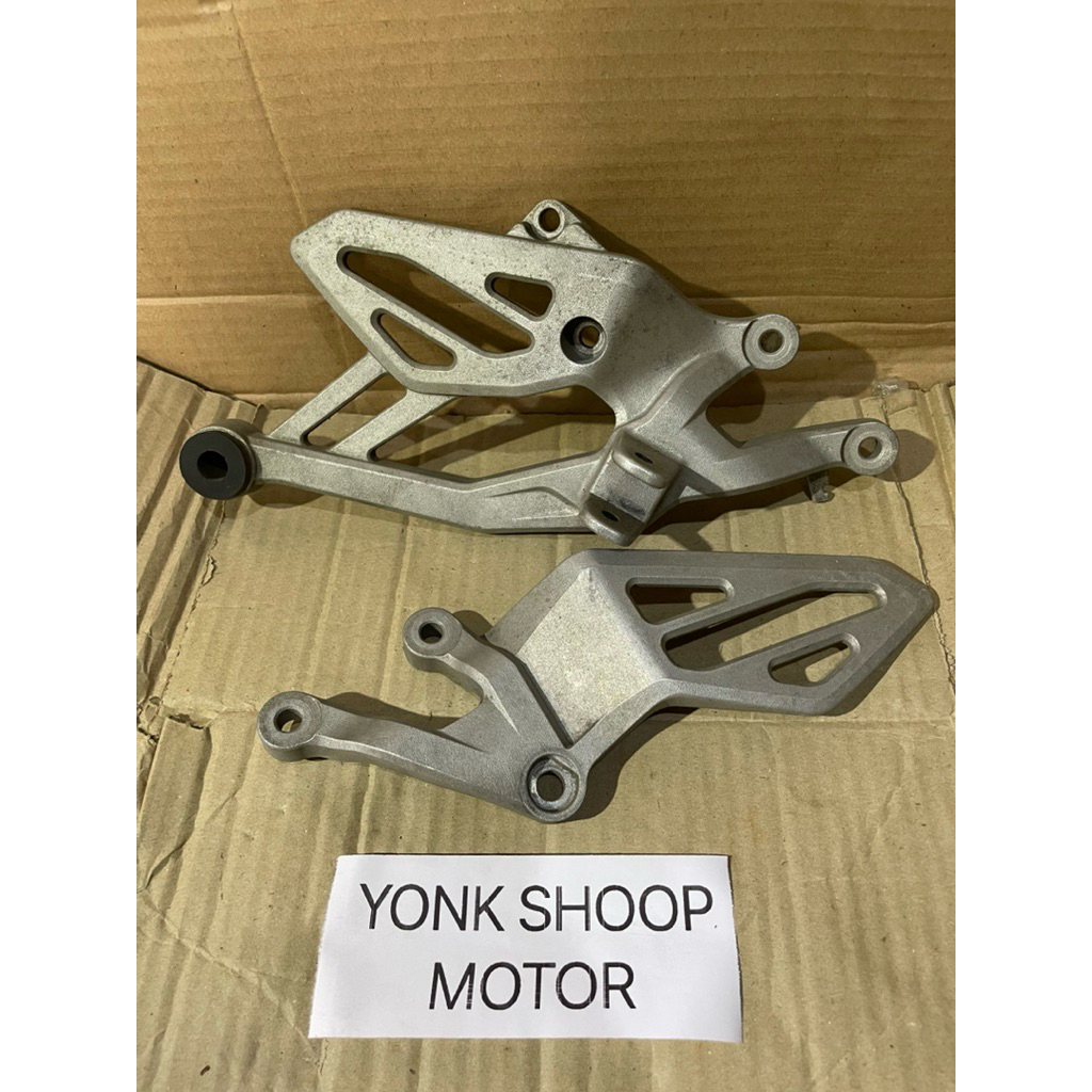 Footstep pijakan step depan YAMAHA R15 V3 original
