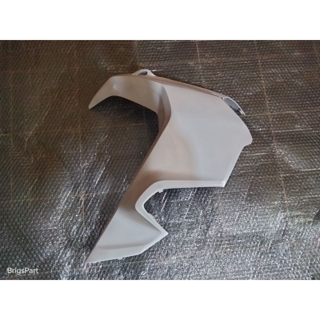 cover tebeng sayap depan sebelah kanan honda ADV 150 putih original