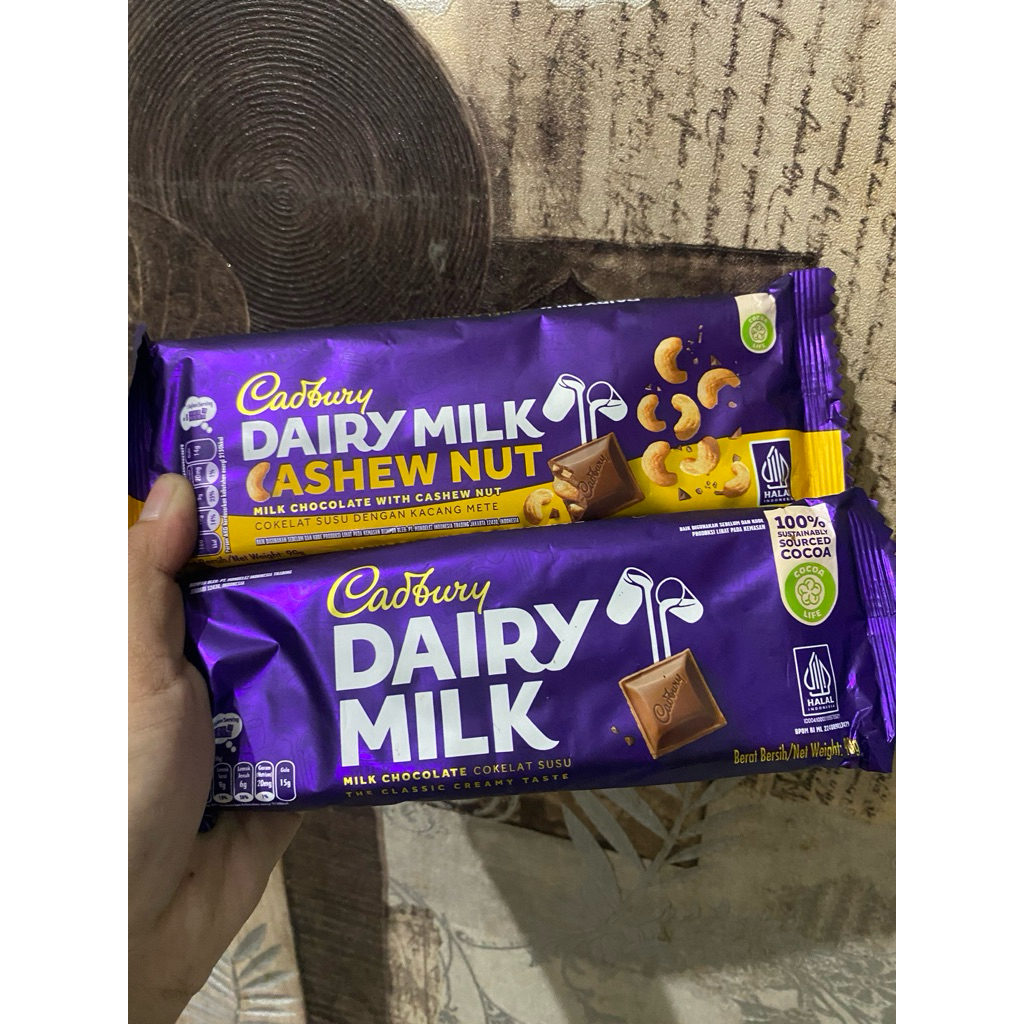 Cadbury Dairy Milk Cokelat Susu & Cashew Nut 90gr Patah Patah