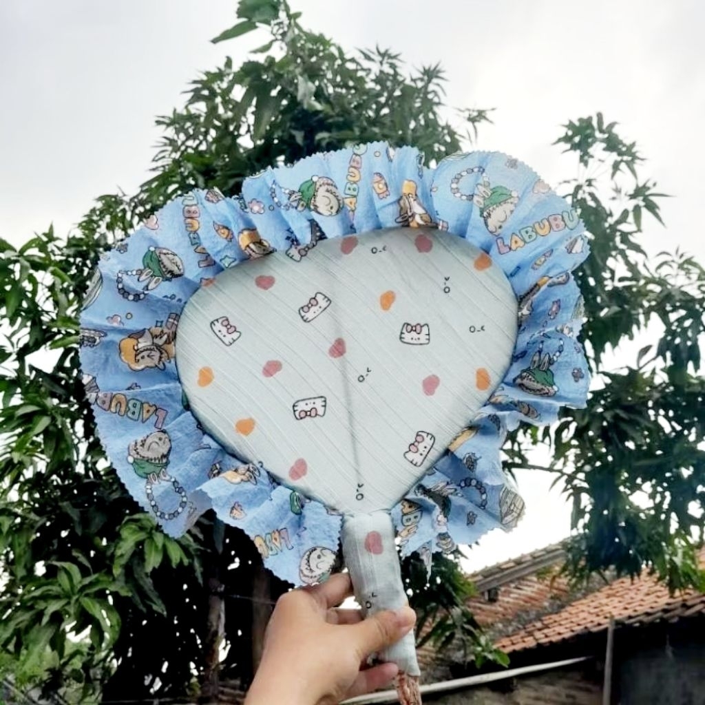 KIPAS TANGAN TRADISIONAL RAMAH LINGKUNGAN MOTIF BATIK