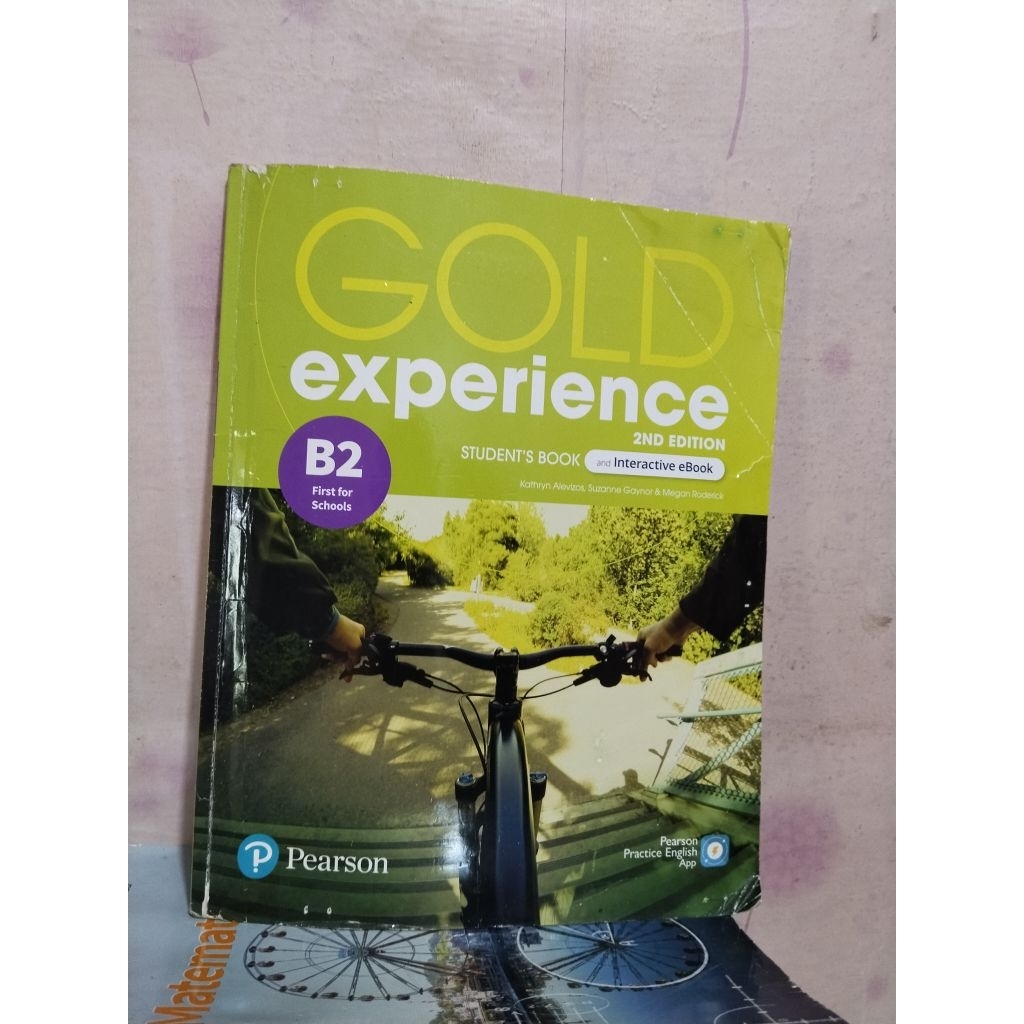 buku gold experience B2 students book