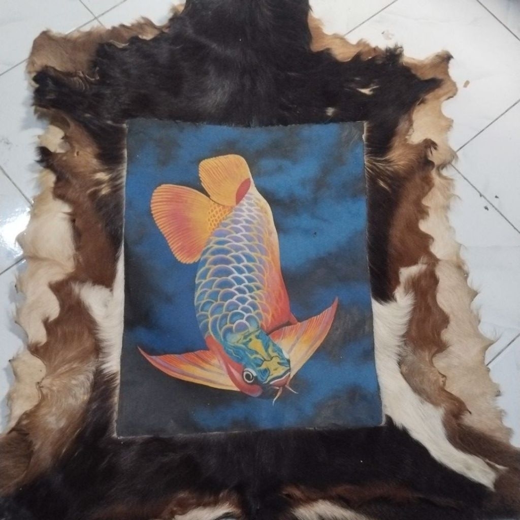 lukisan ikan arwana super red terlihat dekat biru dari jauh terlihat merah
