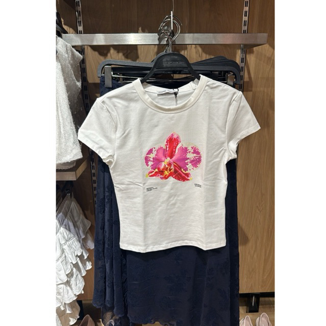 Tshirt BERSHKA crop sale