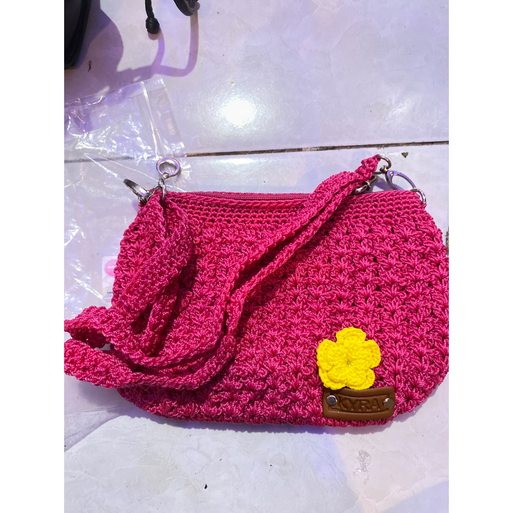 Tas selempang rajut pink fuschia