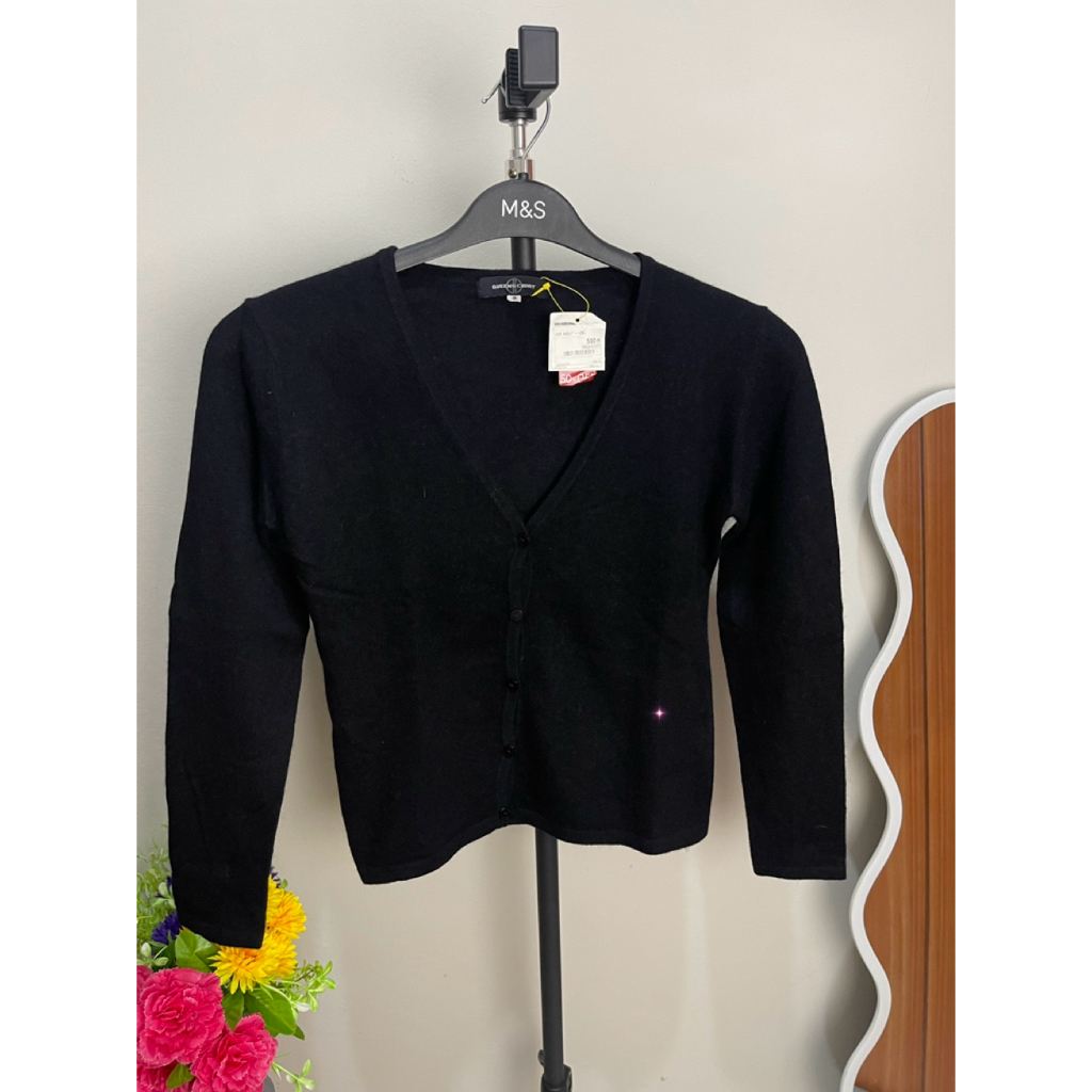 queens court atasan cardigan hitam pekat fuzzy crop (pl)