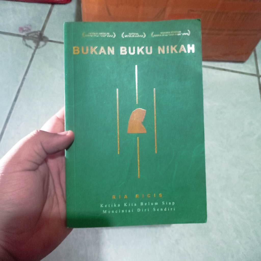[Preloved] Bukan Buku Nikah  Ria Ricis bertanda tangan penulis