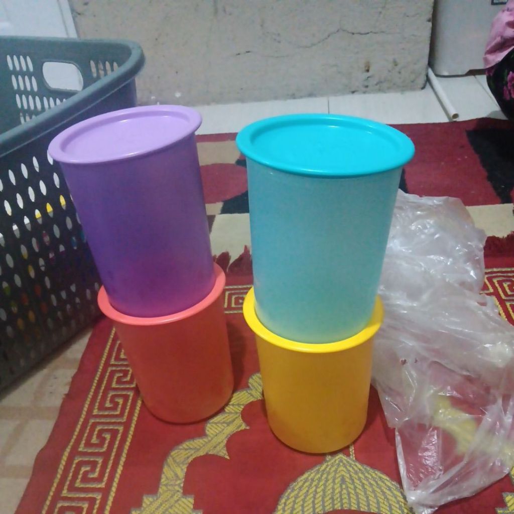 Polkadot canister tupperware