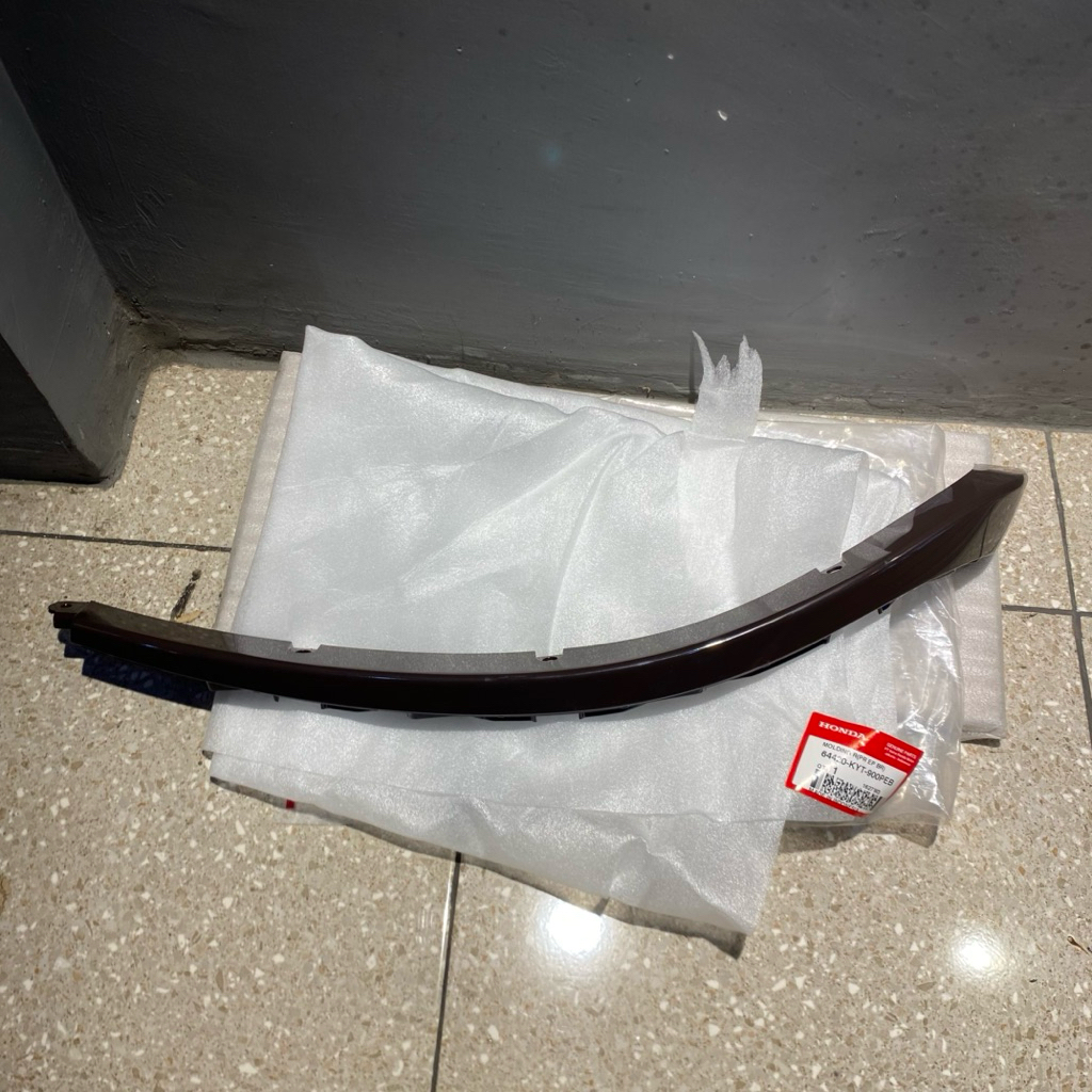 64420 KYT 900PEB MOLDING LIST BODY DEPAN SCOOPY KARBU KANAN COKLAT ORIGINAL AHM