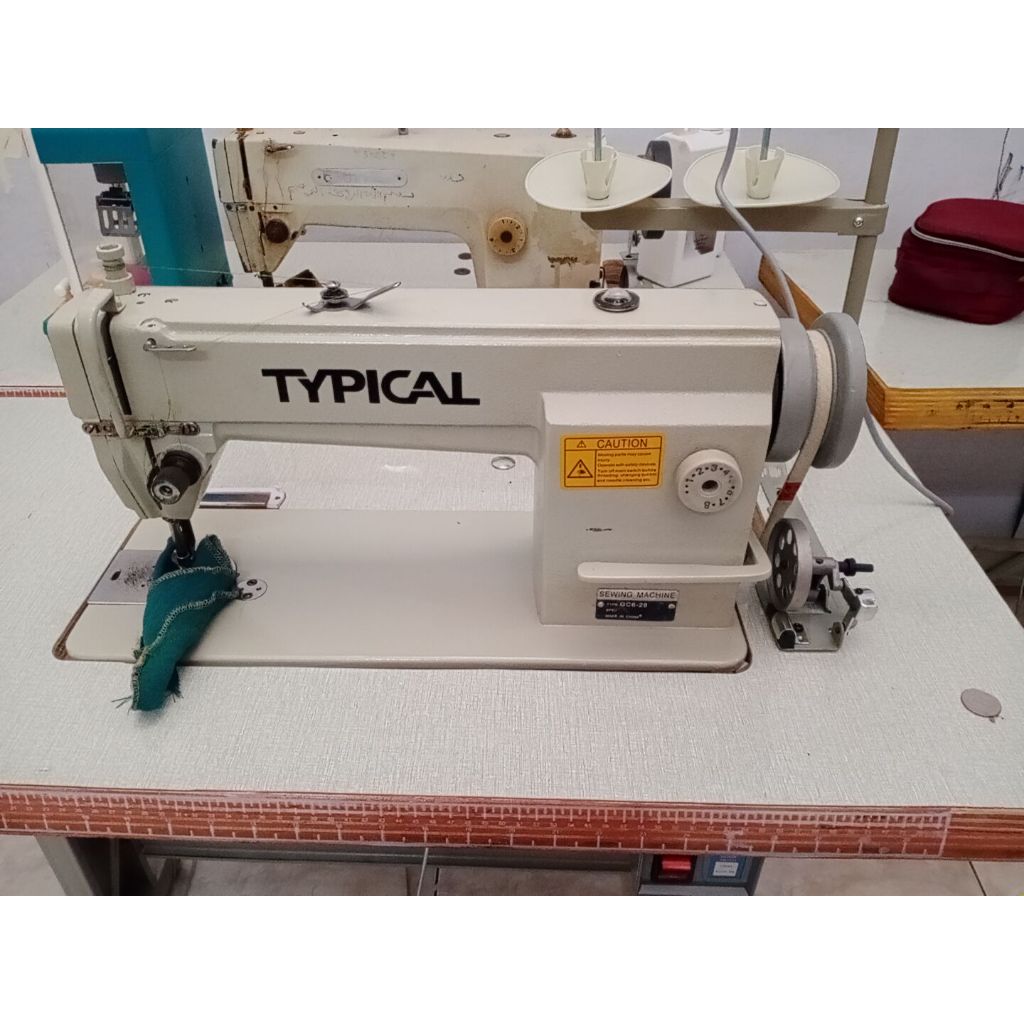Mesin jahit Typical jarum 1 meja coklat bonus lampu