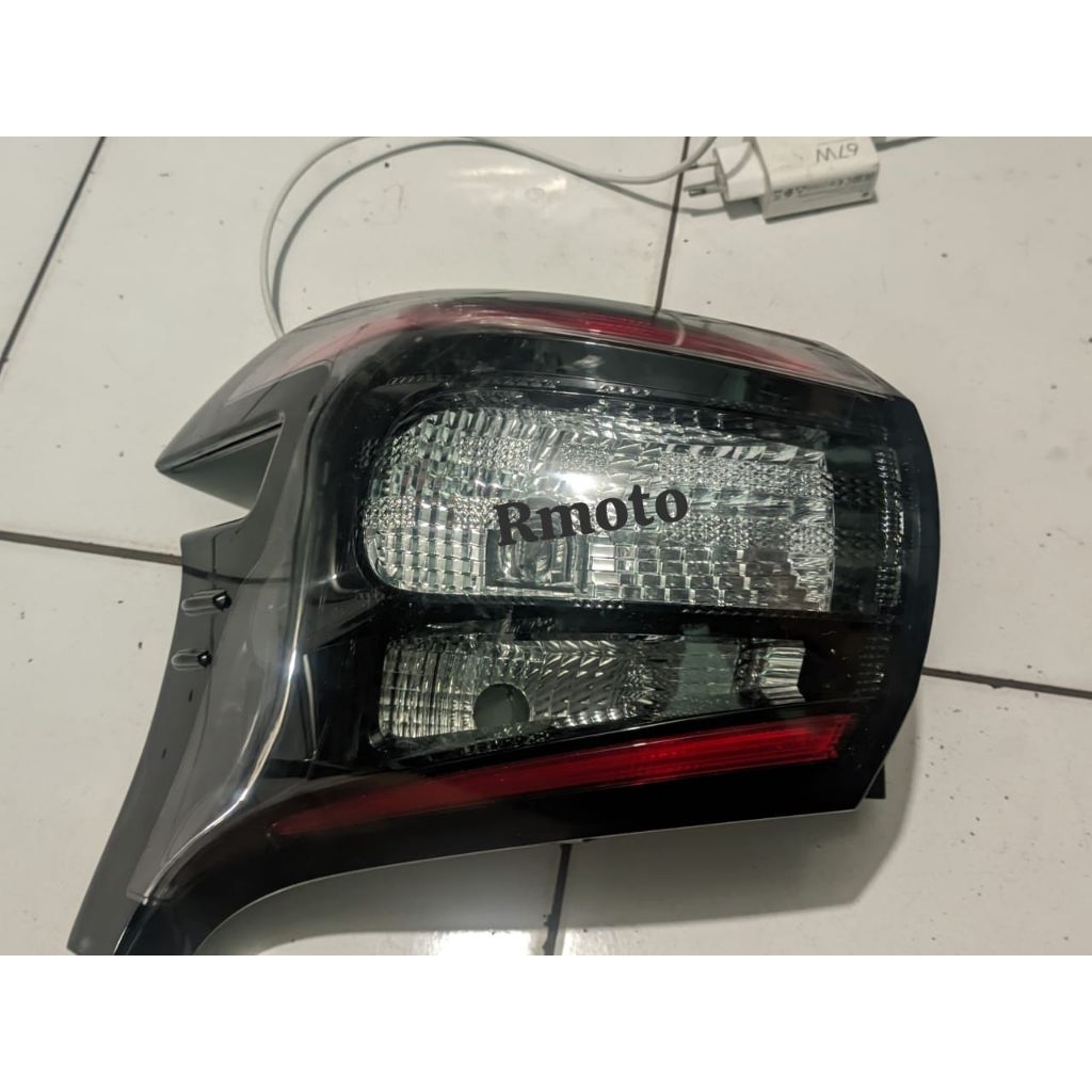 stoplamp lampu belakang toyota sienta type Q