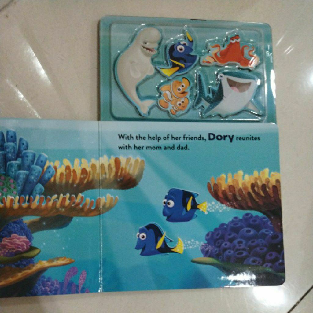 PRELOVED FINDING DORY AN OCEAN ADVENTURE MAGNETS CLING RIGHN TO THE PAGES