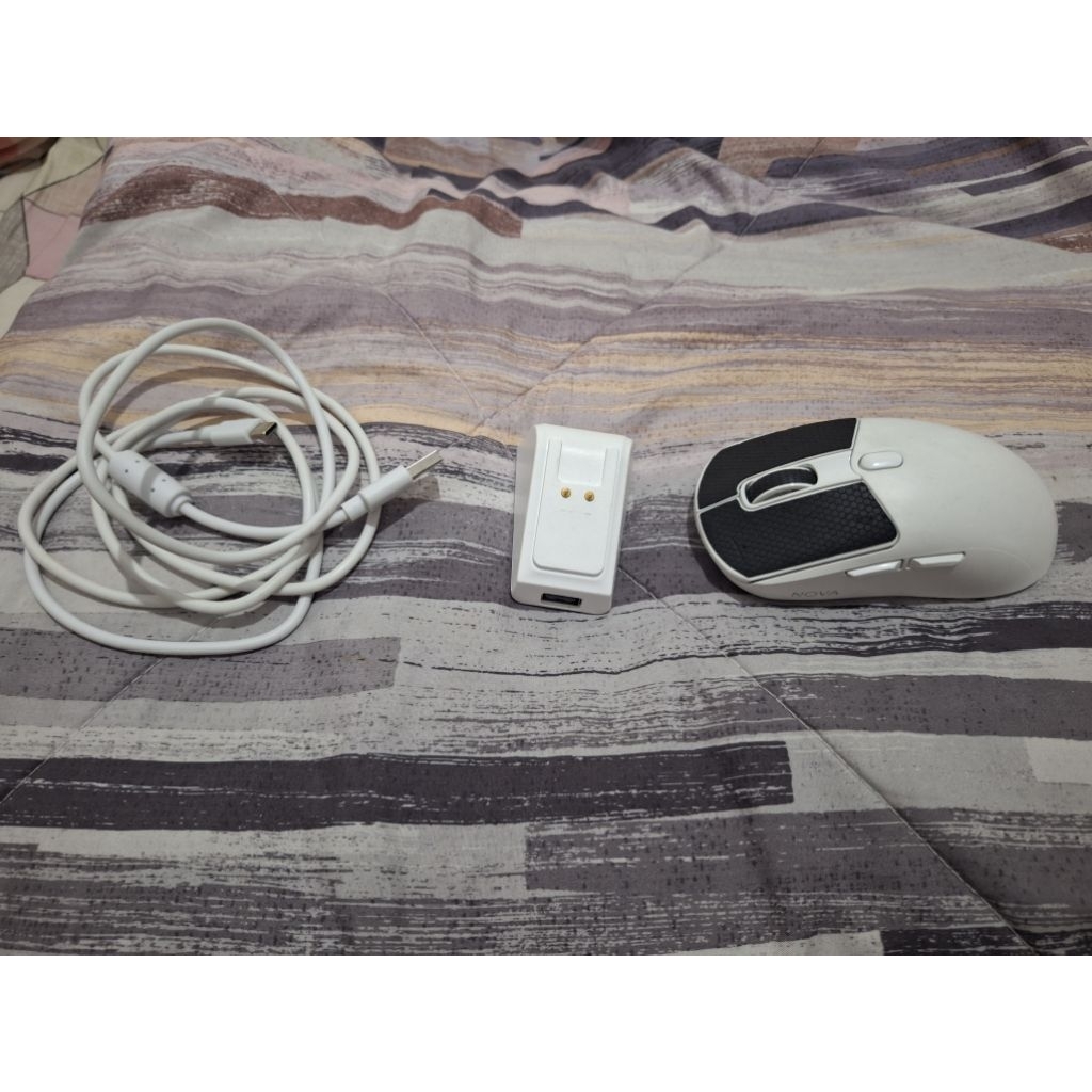 PRELOVED - Mouse Pressplay - Nova V4 with docking charger (white) second
