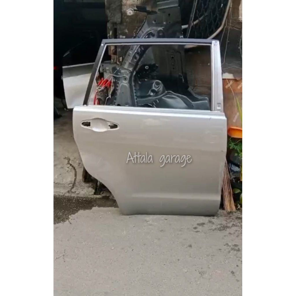 pintu Innova reborn belakang kanan