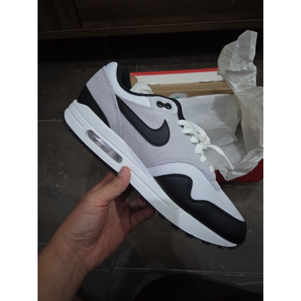 nike air max 1 ess black white