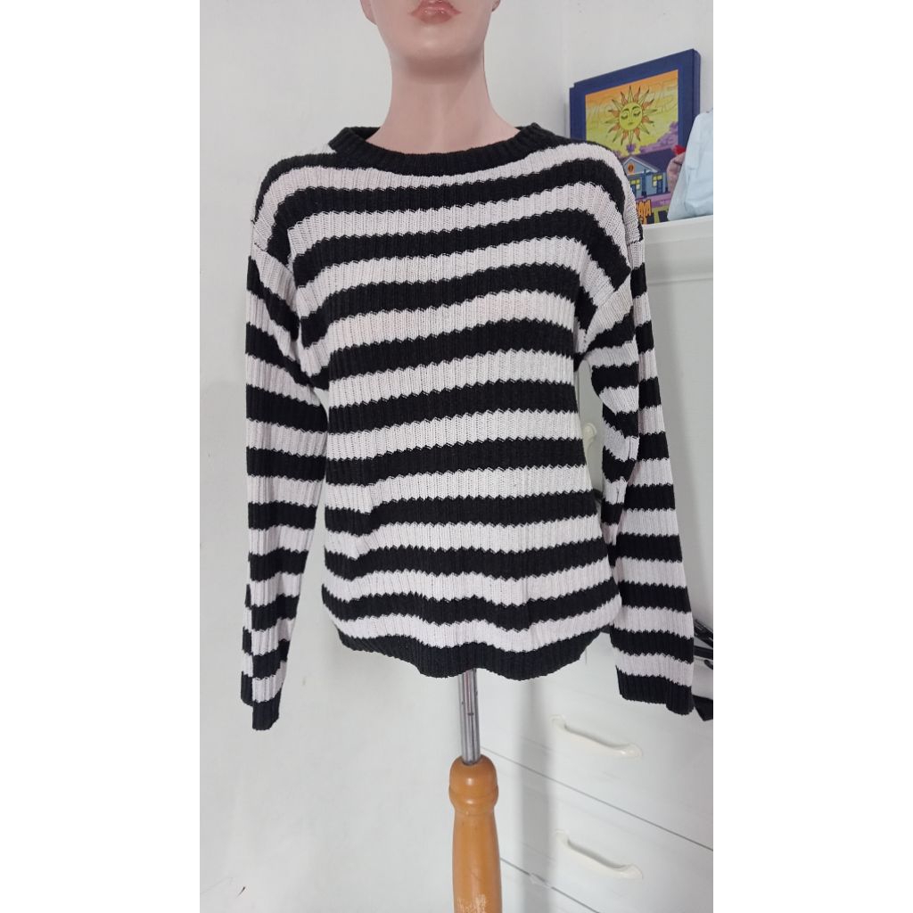 atasan hitam putih, pashmina crinkle, kerudung bergo sport coklat