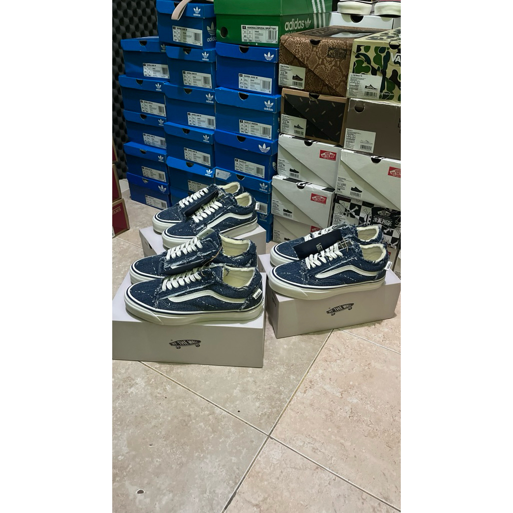 Vans premium old skool 36 frayed denim x invincible (Resmi PT NAVYA)