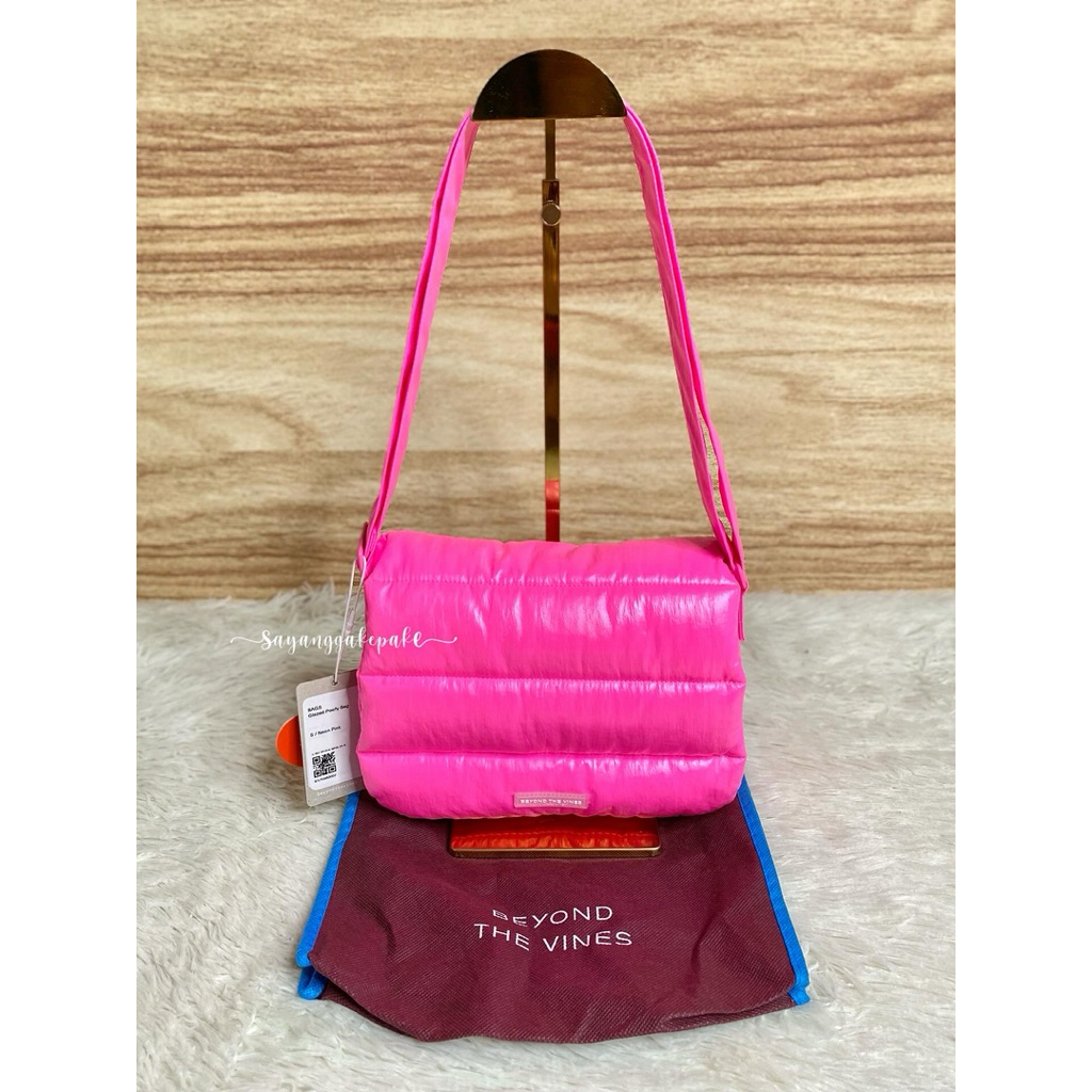 Preloved BTV Beyond The Vines Glazed Poofy Bag Tas