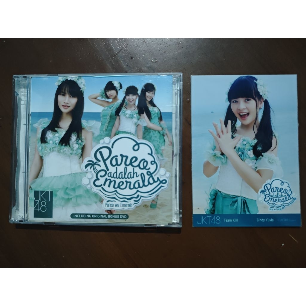 Kaset CD DVD JKT48 Pareo adalah Emerald + Photopack Cindy Yuvia Yupi