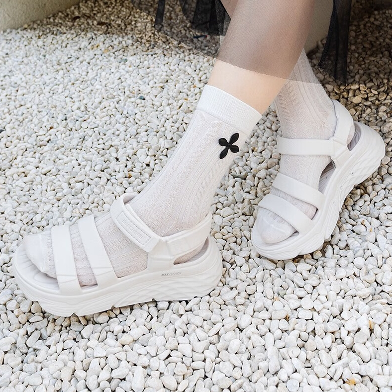 SEPATU SENDAL SKECHERS Max Cushioning Aura Women White Original  *LIMITED STOCK