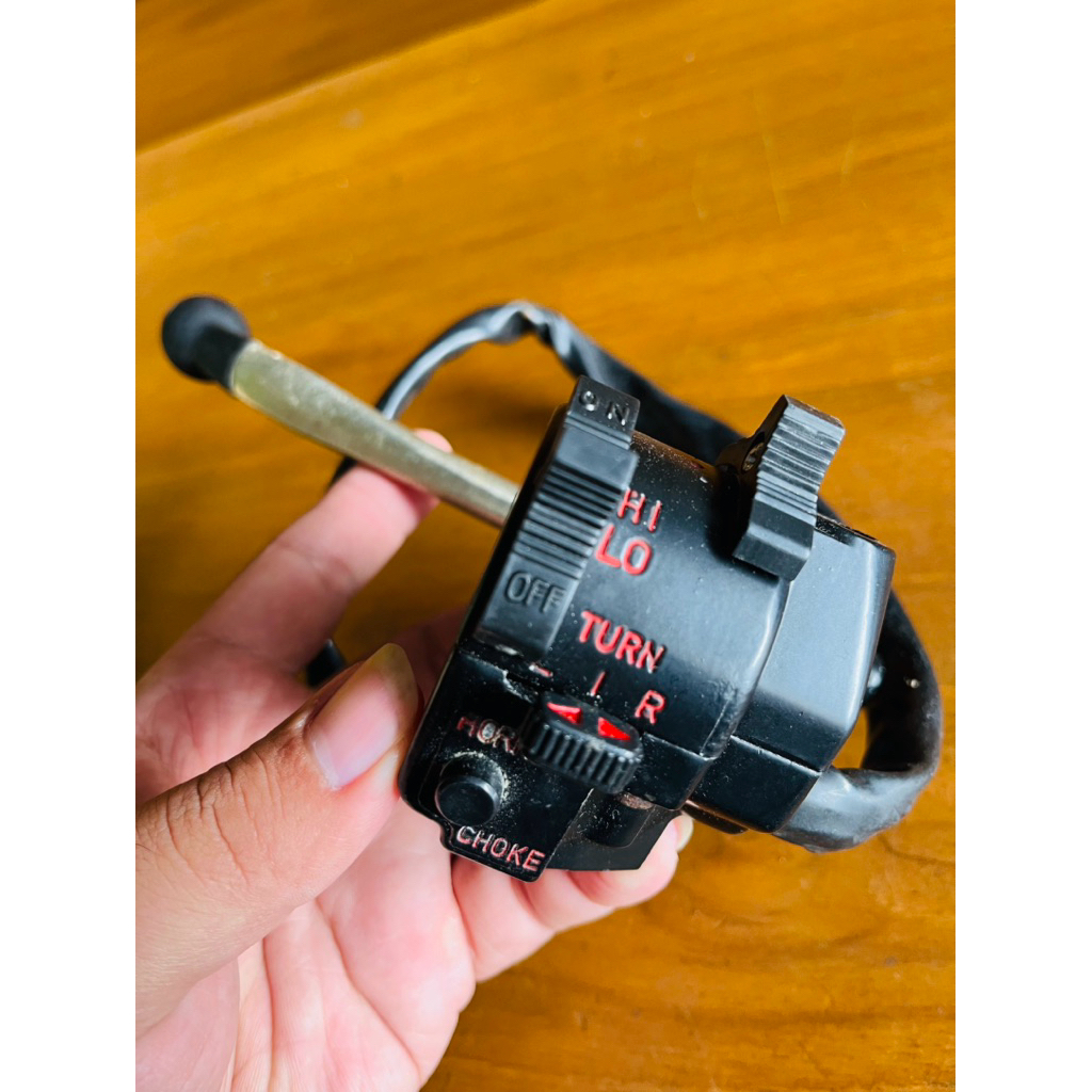 HOLDER SAKLAR KIRI SUZUKI TRS GT125 GT185 GT250 GP100 GP125 TRS125 ORI ORIGINAL NOS SUZUKI