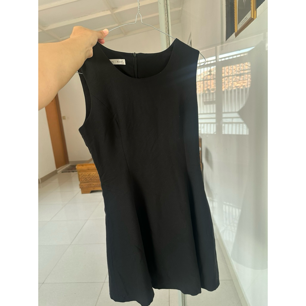 mini dress hitam pekat size xs-s ld 80