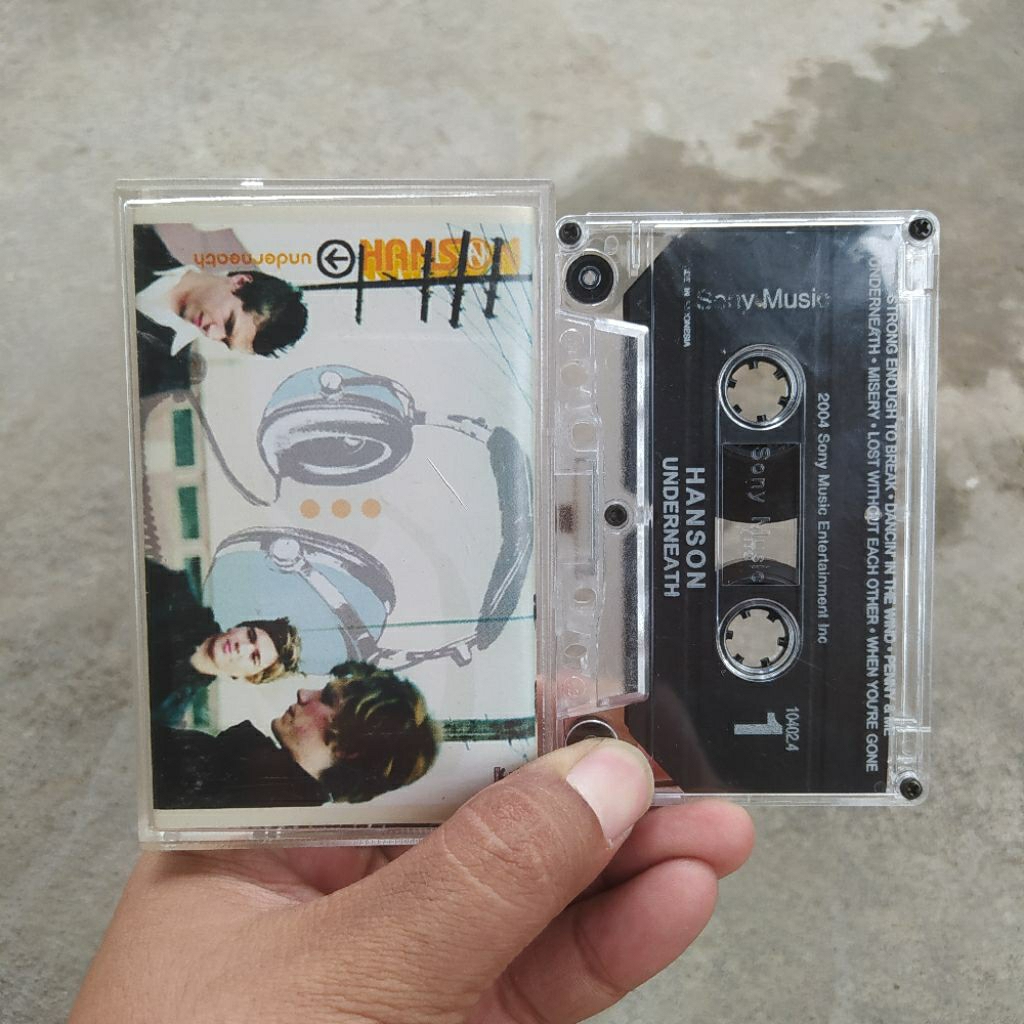 Kaset Pita Hanson - Underneath