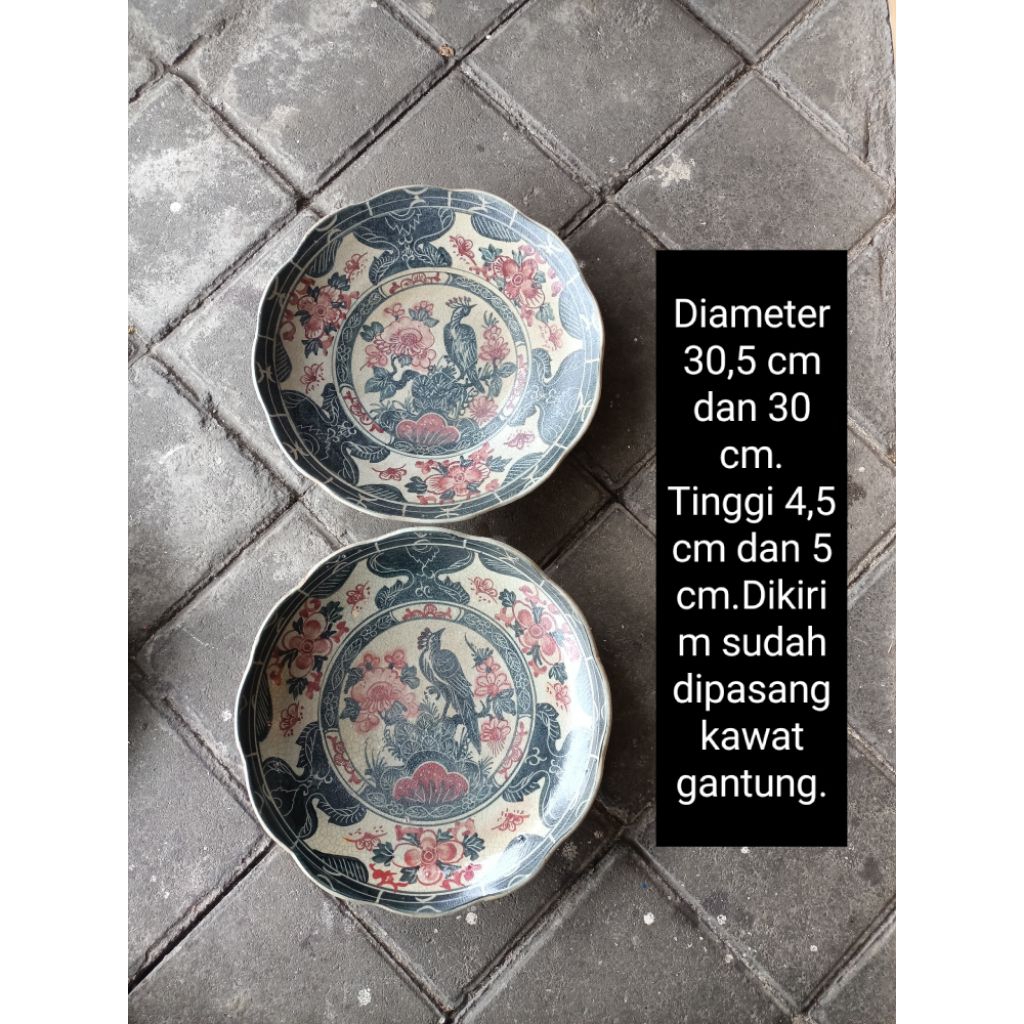 Diameter 30 cm an 2 buah piring gantung keramik lukis motif imari di buat seperti kuno untuk dekoras