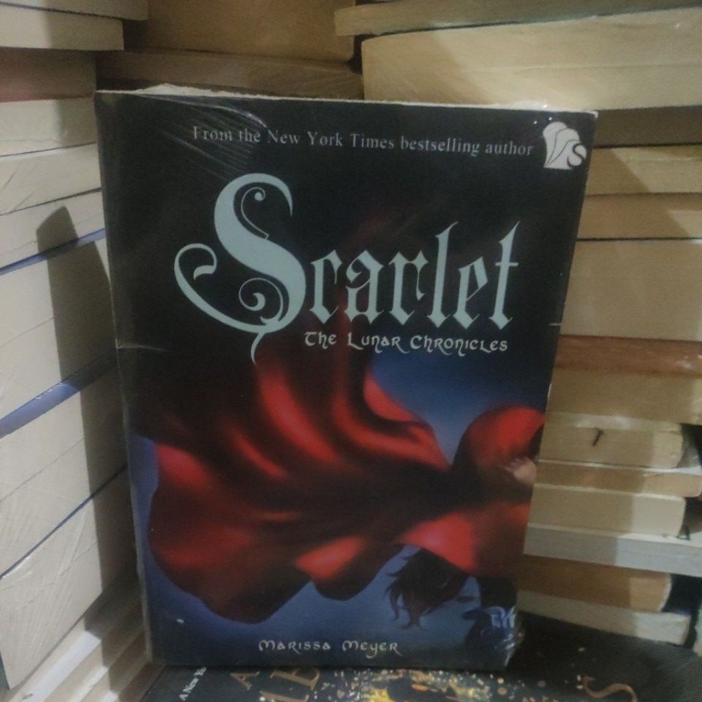 ORIGINAL SCARLET THE LUNAR CHRONICLES.NOVEL ORIGINAl