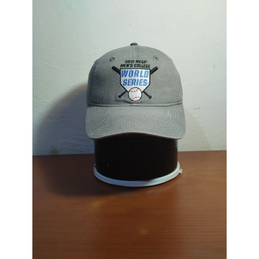 Topi NCAA World Series Baseball