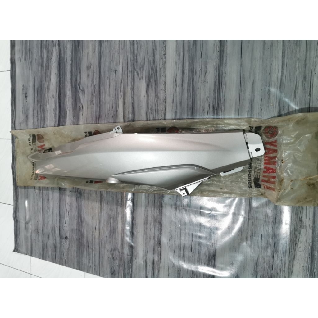 Cover Body Belakang Yamaha Vega R New Silver Kanan Original