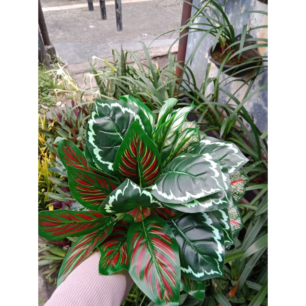 DAUN K9 – Daun Hias 1 tangkai isi 7 helai daun cocok untuk dekorasi meja taman dan hiasan lemari ter