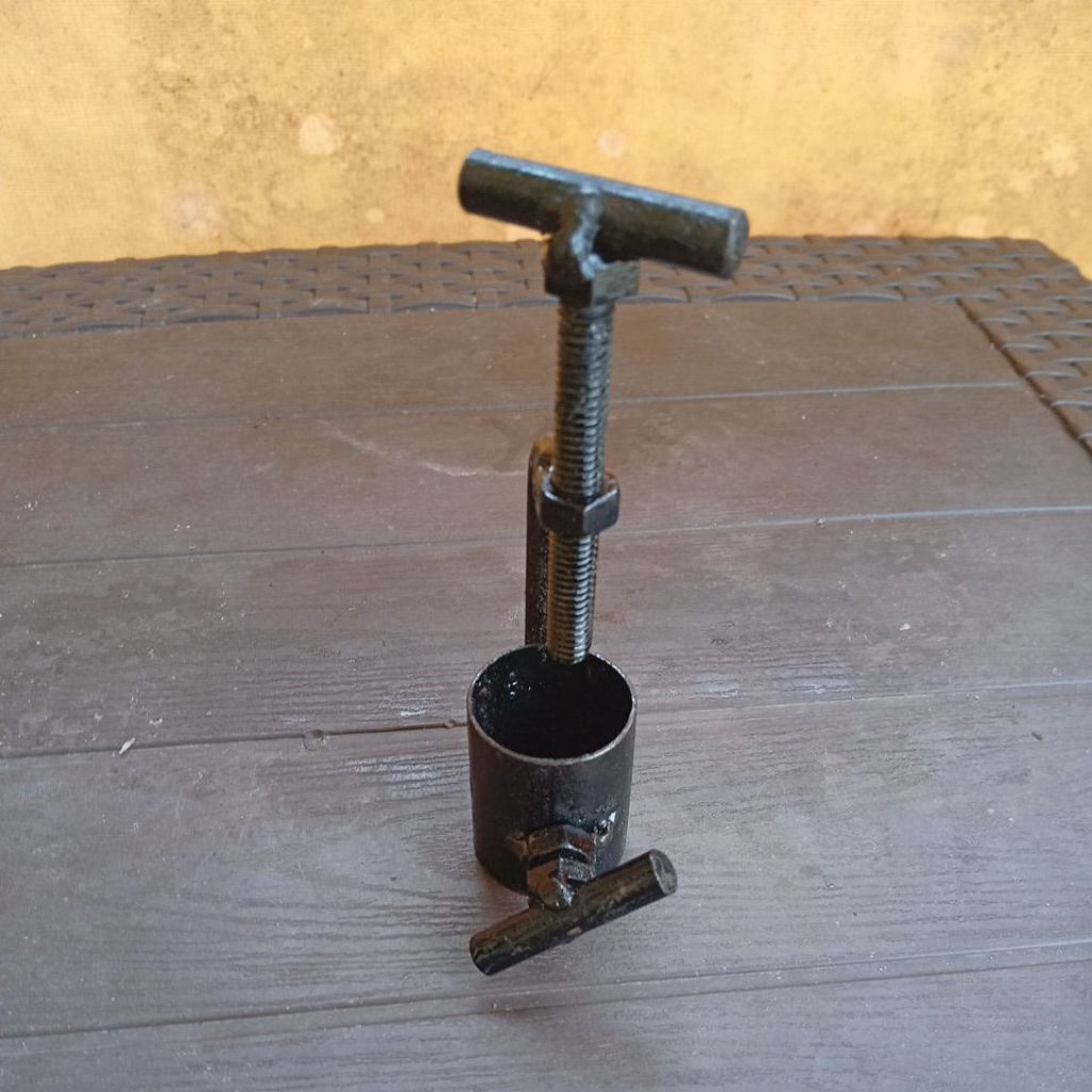 Treker shock beker depan motor