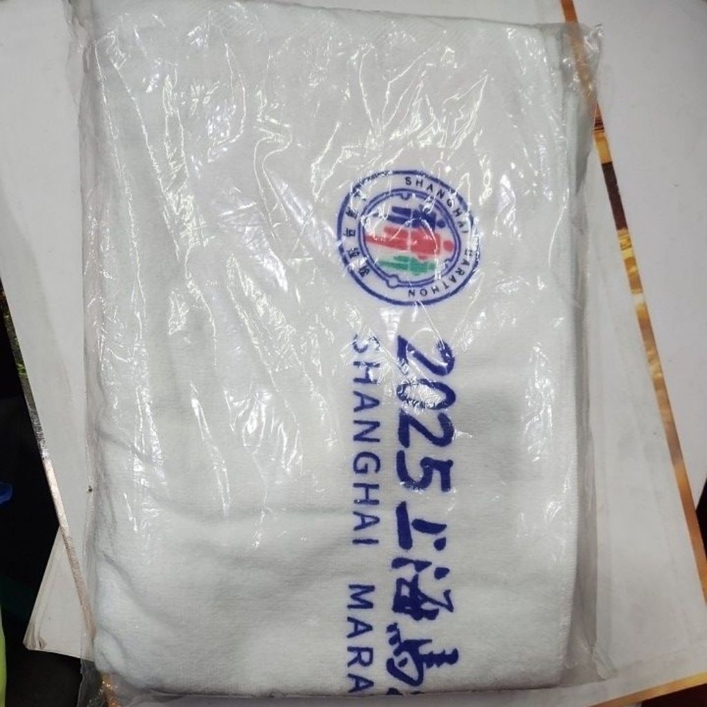 handuk besar finisher Shanghai Marathon 2025