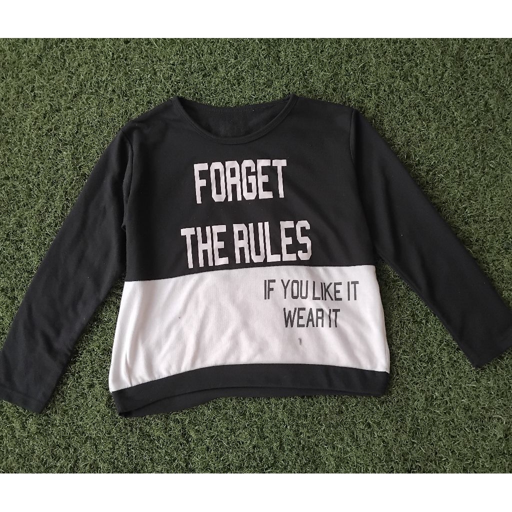 Sweater crop twotone hitam dan putih