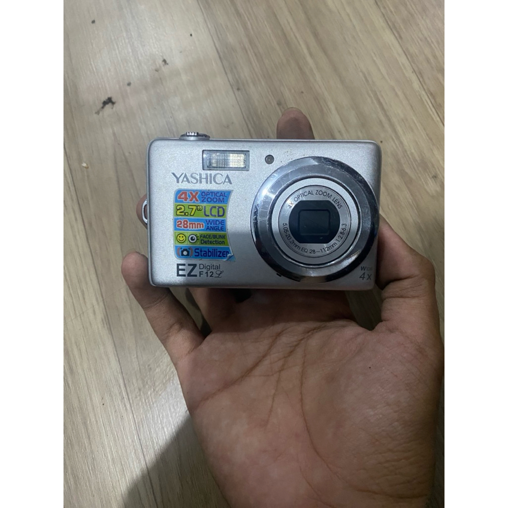 DIGICAM YASHICA EZ F12