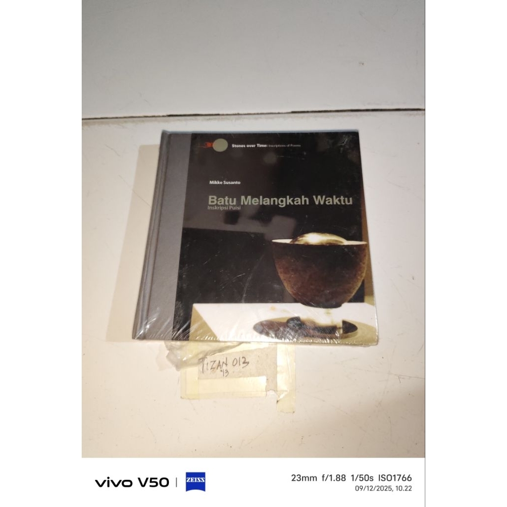 Buku Batu Melangkah waktu Inskripsi puisi