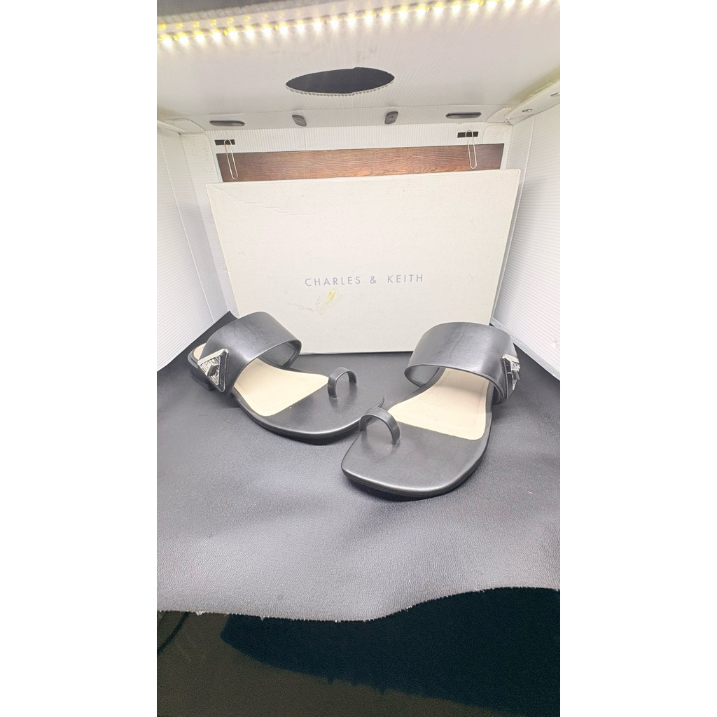 sandal charles & keith