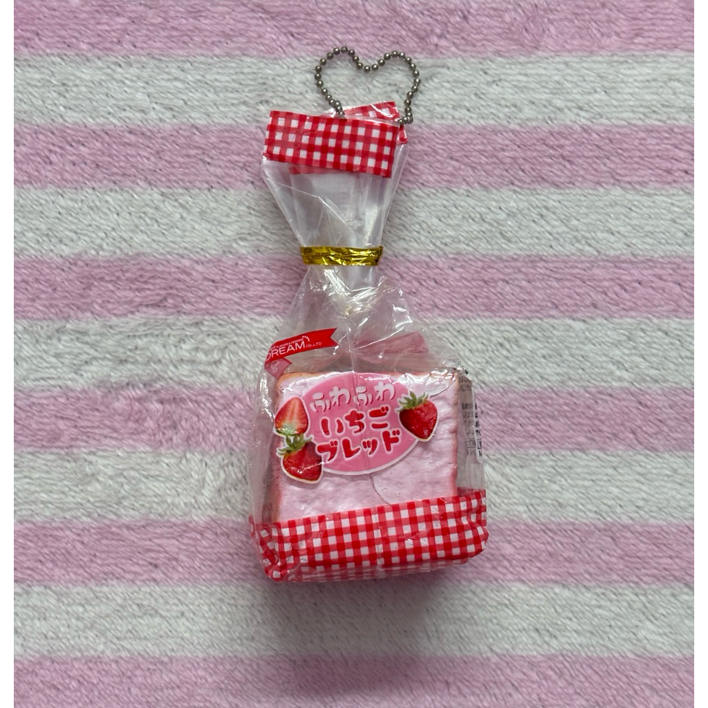 [WAJIB BACA DESK] trinkets gachapon bread strawberry squishy