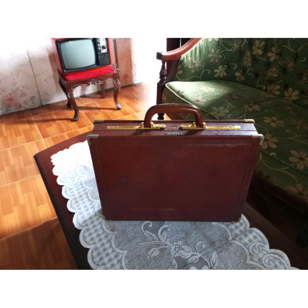 Koper  Kulit Jadul Antik Vintage Merk LIVERE lawas Dekorasi Tua Kuno Retro