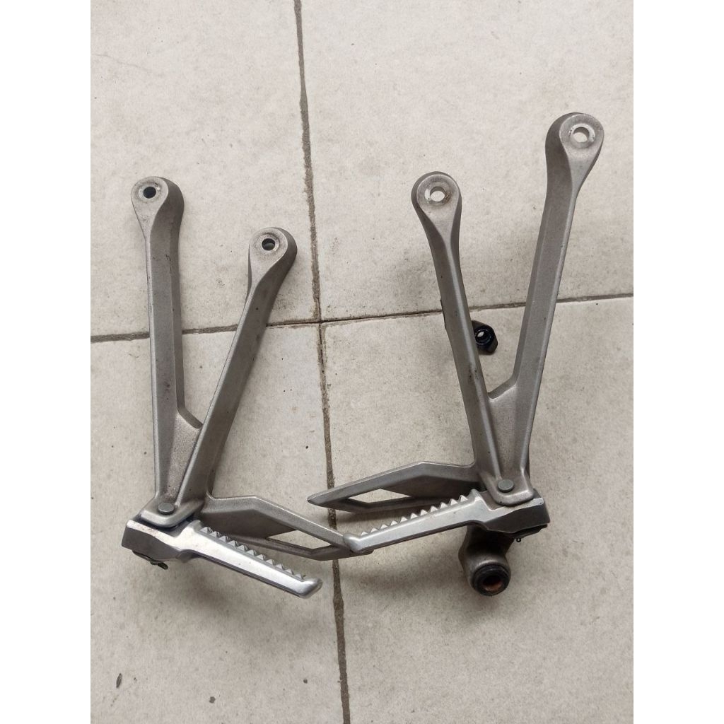 Pijakan Kaki Belakang CBR 150R Facelift - Step Belakang CBR 150R - Footstep Penumpang CBR 150R Origi