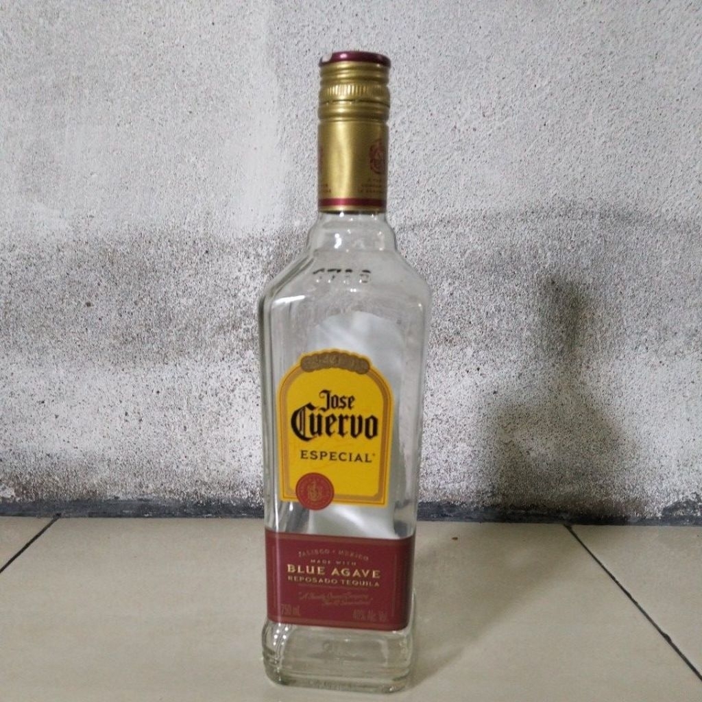 koleksi botol bekas tequila jose