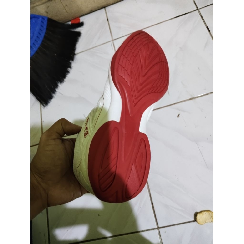 sepatu badminton/tenis meja merk hiqua