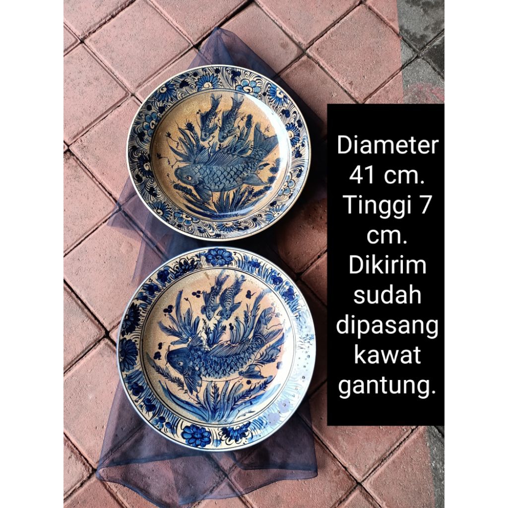 Diameter 41 cm 2 buah piring keramik lukis biru putih motif ikan di buat seperti antik kuno untuk de