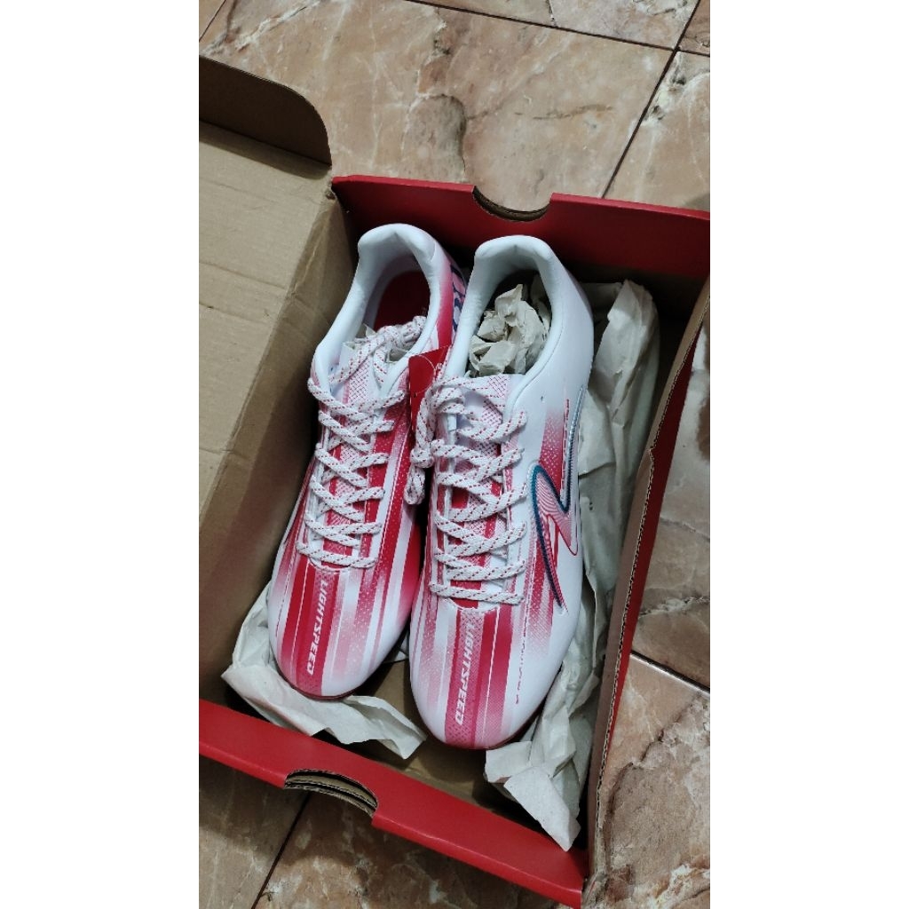 sepatu sepakbola