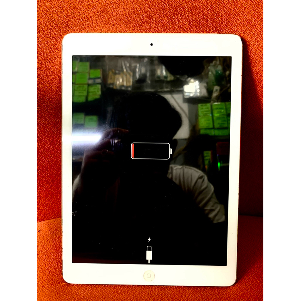 Apple IPad Air 2 warna perak second kondisi mesin hidup tapi blm ke menu