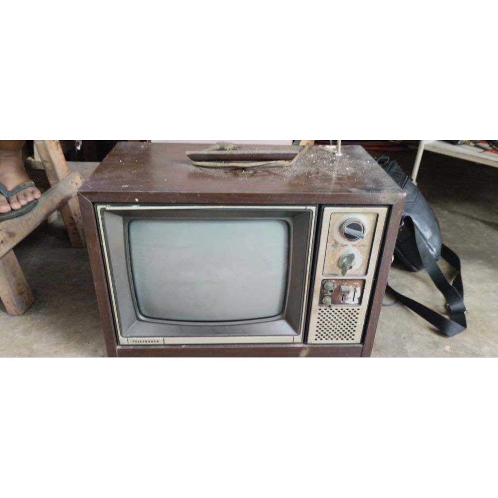 Tv jadul buat pajangan