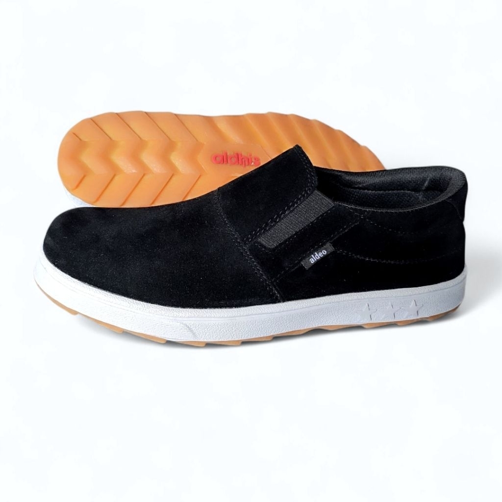 Sepatu Slip On Pria Casual Hitam Putih Sneakers Tanpa Tali Sol Gum Antislip Kerja Gaya Santai