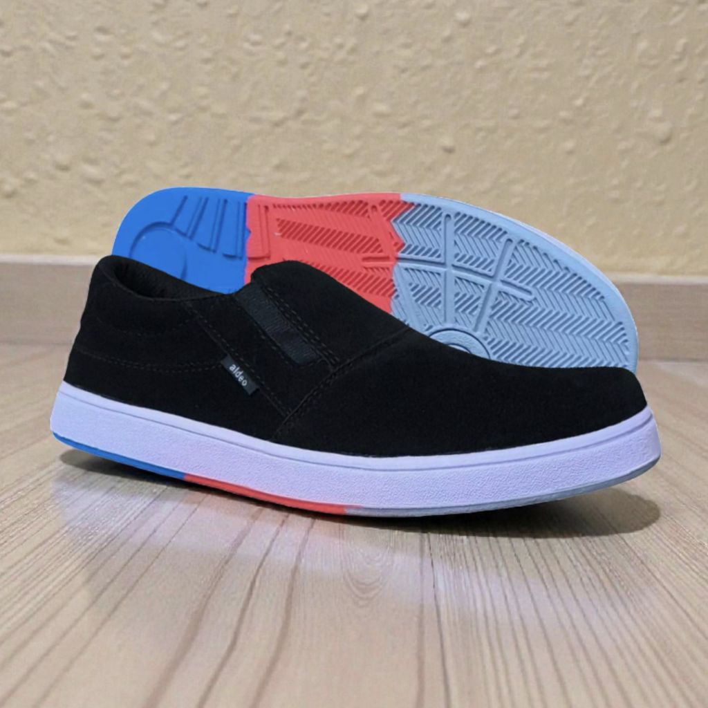 Sepatu Pria Casual Slip On Cowok Keren Sneakers Tanpa Tali Hitam Putih Sol Karet Antislip