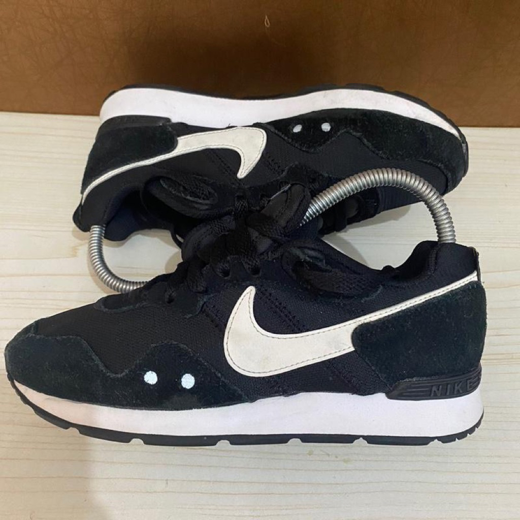Sepatu second/preloved Nike Venture Runner Wide Black White Size 36.5 Original